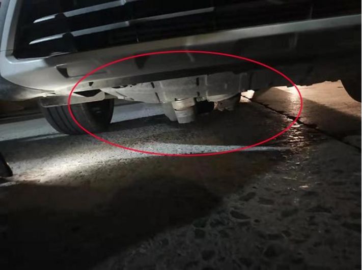 這輛新車只有7000公里長，有一個問題。發(fā)動機掉到了地上！
