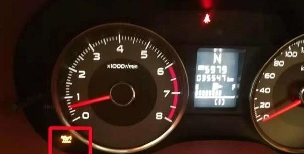 車主把這盞燈誤認(rèn)為是油位燈