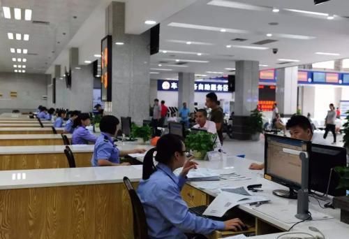 駕照上有這個號碼。六年免檢