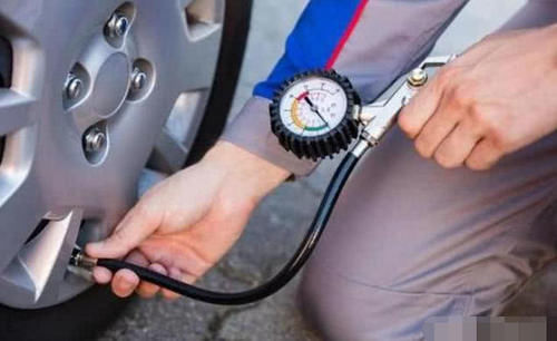 冬季輪胎氣壓是2.4?老司機:只有不懂車的人才使用2.4。我用這個號碼。