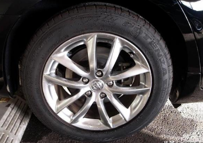 老司機會教你如何為漏氣的輪胎選擇輪胎修理方法。
