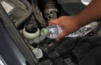 我能在汽車玻璃水里加自來水