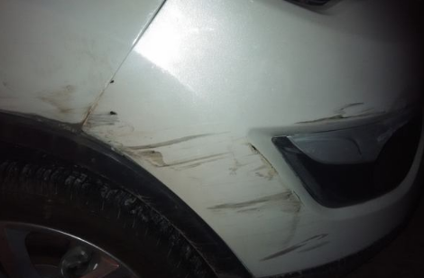 我怎樣才能避免我的車被路肩劃傷?