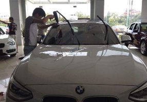 在汽車上貼膜時，你應該注意