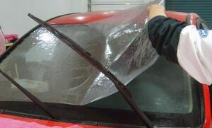 在汽車上貼膜時，我們應該注