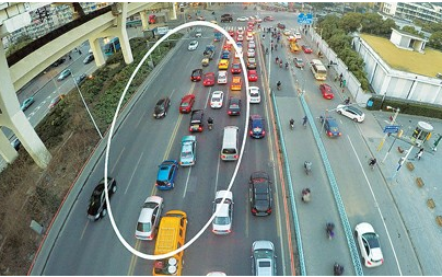 機動車按雙黃線如何扣分
