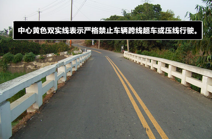 有幾條禁止超車的線
