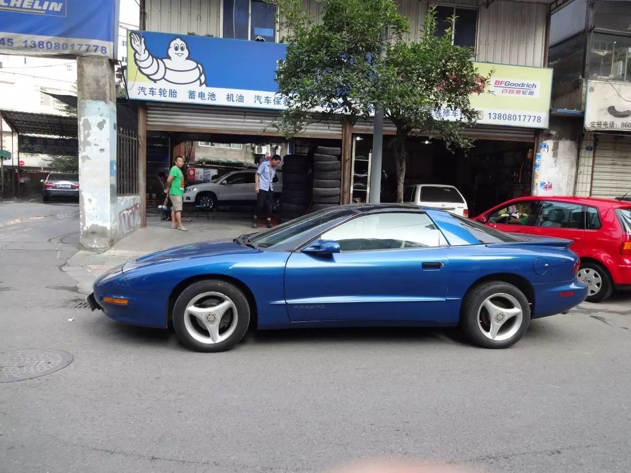 [車LOGO]偶遇一輛藍色跑車，車