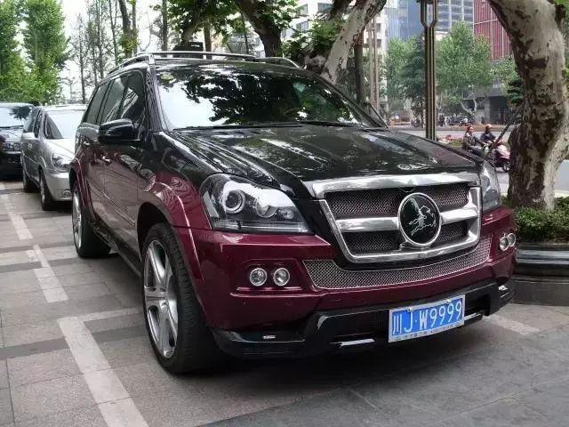 [車標茶館]掛著躍馬車標，認