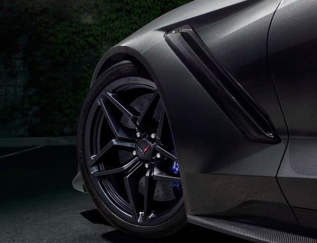 這款車車標(biāo)很低調(diào)，看起來像五菱，但一般人惹不起，價(jià)格上百萬