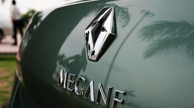 被車標(biāo)毀掉的4款汽車！苐yi個(gè)很像“衛(wèi)生巾”？較后一個(gè)很敷衍！