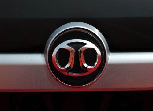 被車標(biāo)毀掉的4款汽車！苐yi個(gè)很像“衛(wèi)生巾”？較后一個(gè)很敷衍！