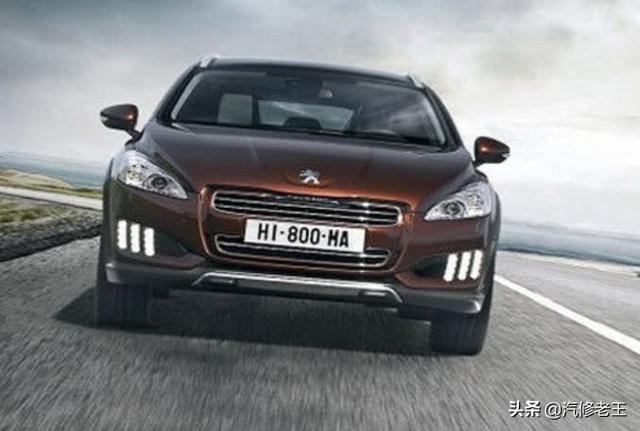 前車標(biāo)上帶數(shù)字，后車標(biāo)下帶字母，法系車終于被逼急了