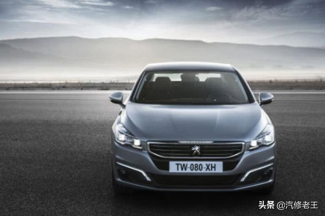 前車標(biāo)上帶數(shù)字，后車標(biāo)下帶字母，法系車終于被逼急了