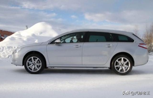 前車標(biāo)上帶數(shù)字，后車標(biāo)下帶字母，法系車終于被逼急了