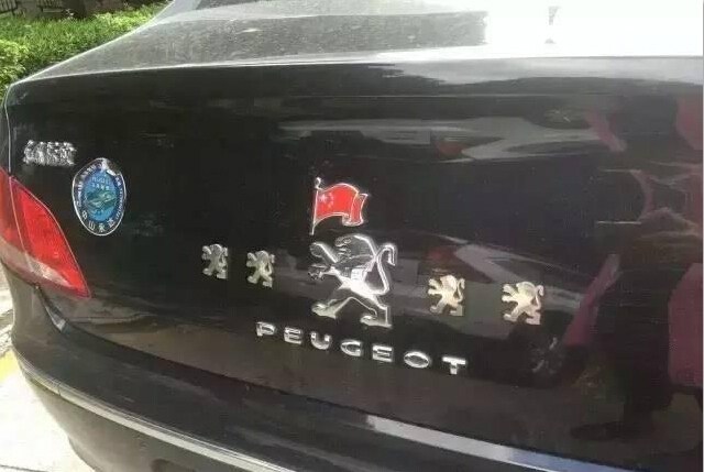 被玩壞的車標(biāo)，圖一我忍了，圖二我再忍，圖四我忍無可忍