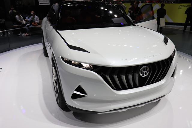 2018車展上，這兩款車的車標，一個像瑪莎拉蒂，一個像蜻蜓