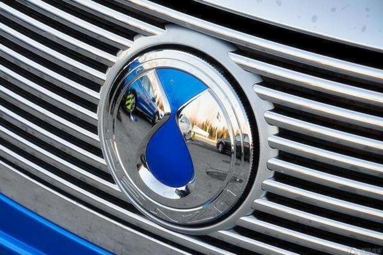 路上幾乎看不到的4個(gè)車標(biāo)，圖1是一朵梅花，能認(rèn)出三個(gè)算我輸！