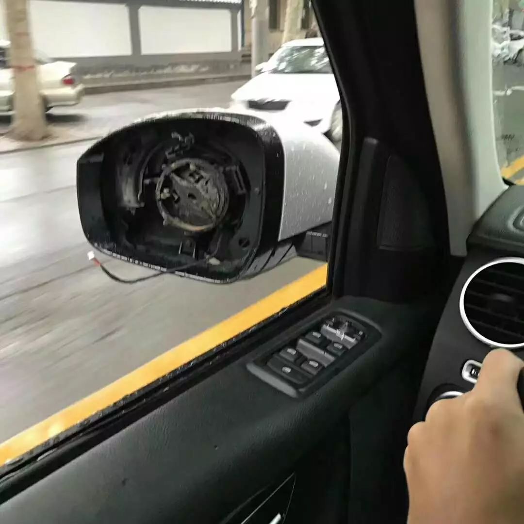 原來汽車車標是這么好拆的！小哥剛想演示拆奔馳標，結果悲劇了！