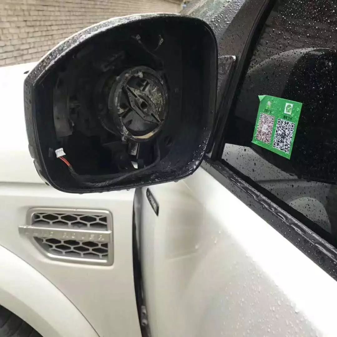 原來汽車車標是這么好拆的！小哥剛想演示拆奔馳標，結果悲劇了！