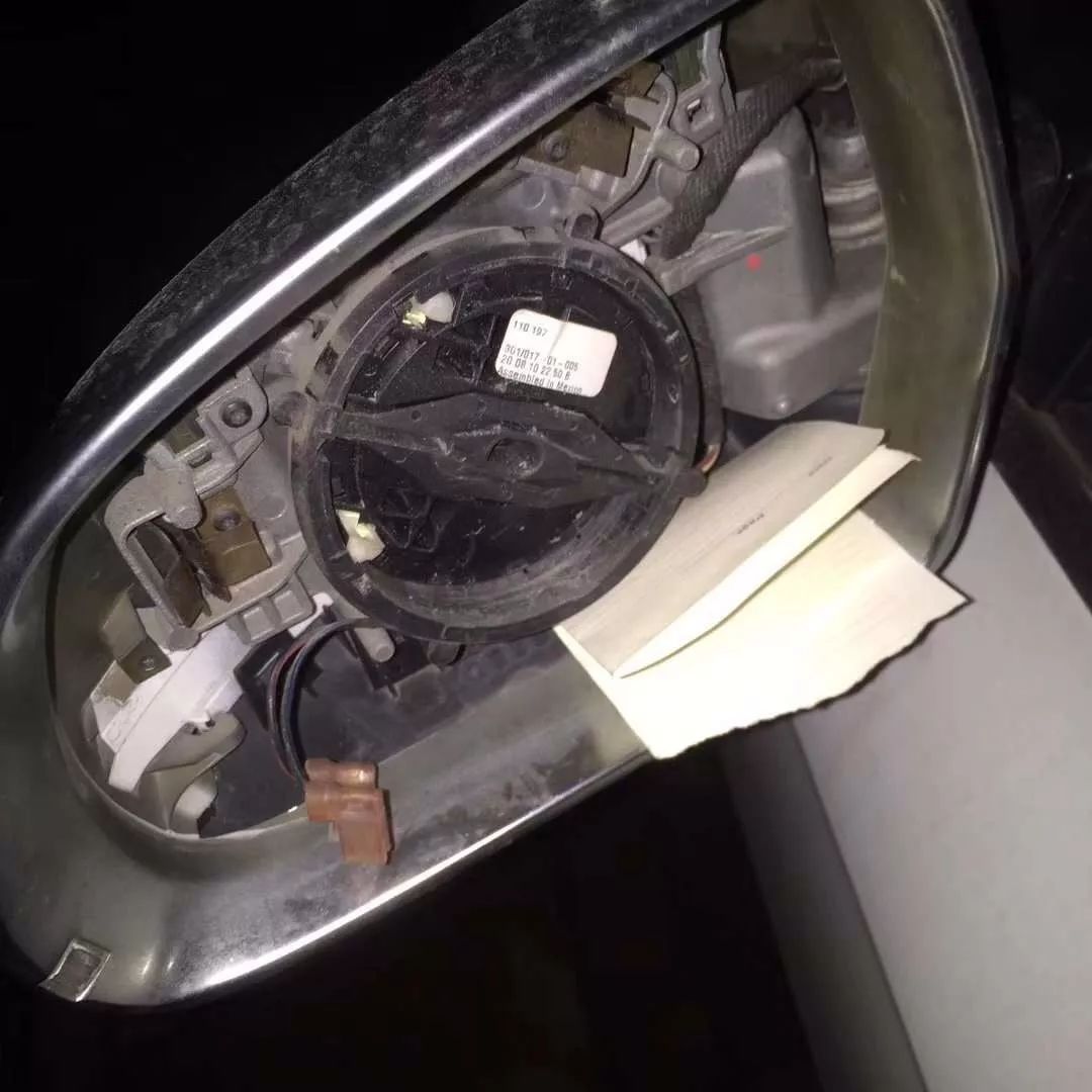 原來汽車車標是這么好拆的！小哥剛想演示拆奔馳標，結果悲劇了！