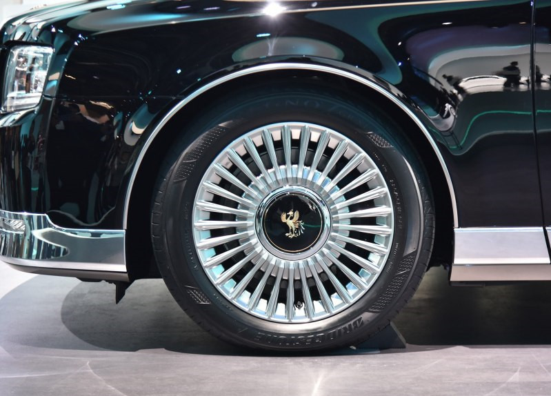 坐這車的都是大佬！車標是鳳凰，配V8發動機，號稱日本勞斯萊斯！