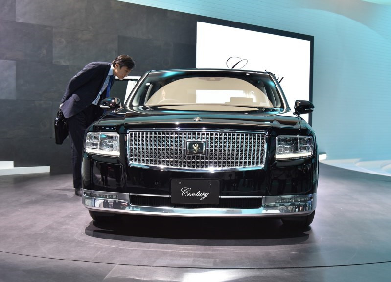 坐這車的都是大佬！車標是鳳凰，配V8發動機，號稱日本勞斯萊斯！