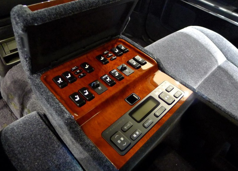 車標(biāo)是只金鳳凰，比勞斯萊斯更尊貴，車長(zhǎng)5.3米只賣75萬(wàn)