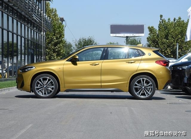 車標(biāo)就值十萬的3款豪華SUV，網(wǎng)友：以后買車要繞著走