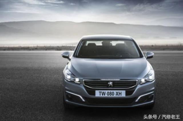 前車標(biāo)上帶數(shù)字，后車標(biāo)下帶字母，法系車終于被逼急了