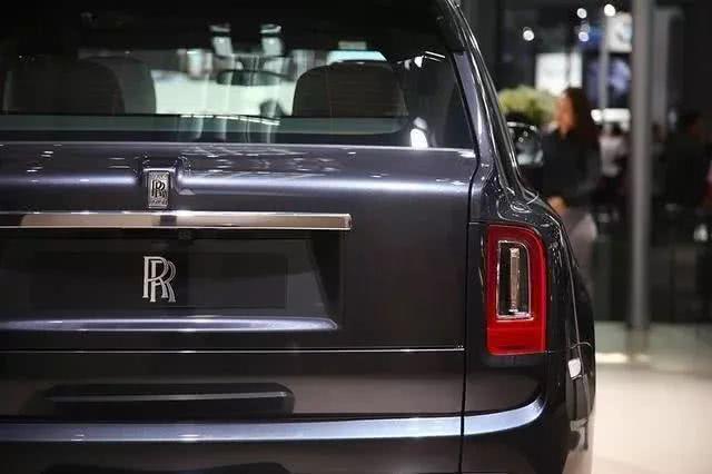 車標就值10多萬，配12缸發動機，魔毯式空氣懸架，開它是頂級人士