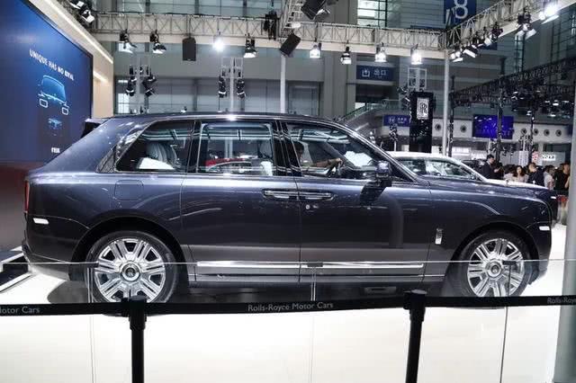 車標就值10多萬，配12缸發動機，魔毯式空氣懸架，開它是頂級人士