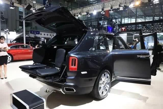 車標就值10多萬，配12缸發動機，魔毯式空氣懸架，開它是頂級人士