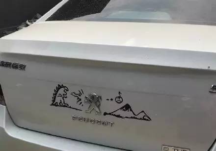 這些被車主“改裝”后的車標讓人看呆了！但較酷的居然不是法拉利和寶馬，而是…