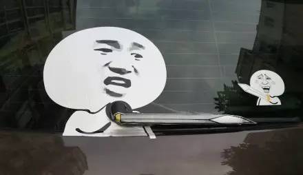 這些被車主“改裝”后的車標讓人看呆了！但較酷的居然不是法拉利和寶馬，而是…