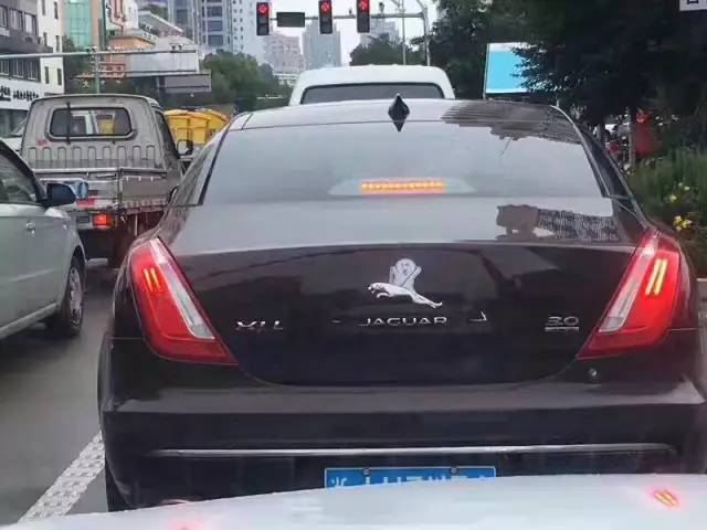 這些被車主“改裝”后的車標讓人看呆了！但較酷的居然不是法拉利和寶馬，而是…