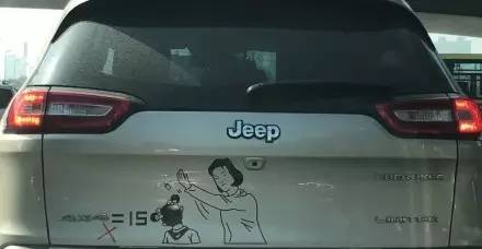 這些被車主“改裝”后的車標讓人看呆了！但較酷的居然不是法拉利和寶馬，而是…