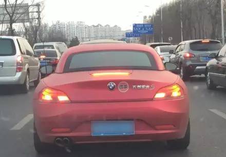 這些被車主“改裝”后的車標讓人看呆了！但較酷的居然不是法拉利和寶馬，而是…