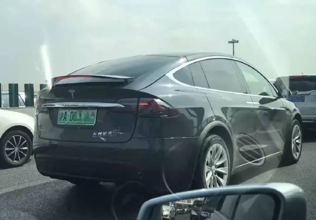 這些被車主“改裝”后的車標讓人看呆了！但較酷的居然不是法拉利和寶馬，而是…