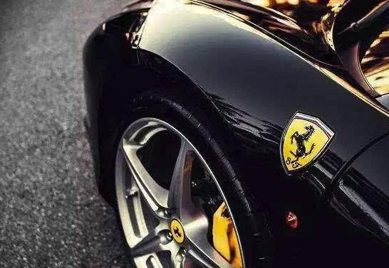 這四個品牌的車標都是動物，全是高檔車，其中兩個保時捷不敢惹