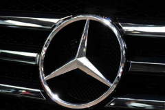 因為兩個車標太像，奔馳告了