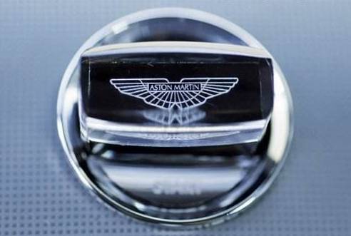 全球十大汽車車標(biāo)比美！較漂亮的竟是它...?。?/> </p> 
  <p>　　法拉利</p> 
  <p>　　奔騰的躍馬，紅色的激情，跳動的血液，法拉利無論你怎么黑她還是跑車界的標(biāo)桿！高貴而又激情！</p> 
  <p style=