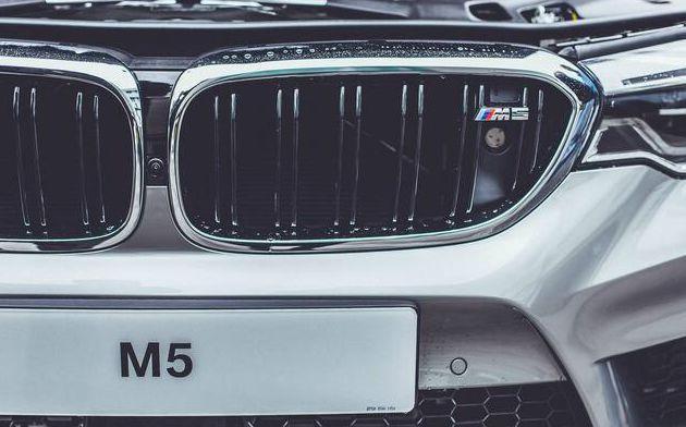 一臺被車標活活害死的豪車，一腳油600馬力，卻沒人買