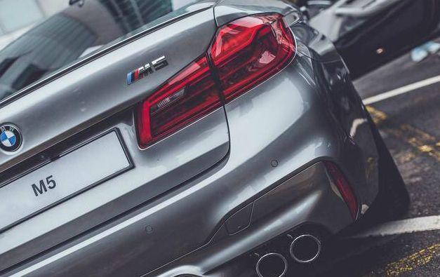 一臺被車標活活害死的豪車，一腳油600馬力，卻沒人買