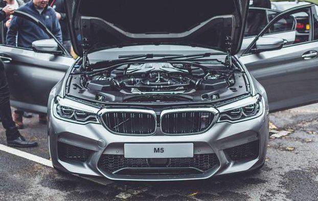 一臺被車標活活害死的豪車，一腳油600馬力，卻沒人買