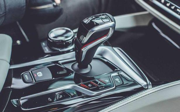 一臺被車標活活害死的豪車，一腳油600馬力，卻沒人買