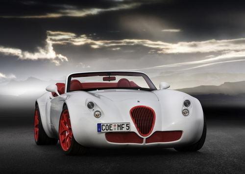 蛇形車標有毒，蜥蜴與羊共舞，動物車標被設計師玩出了百變花樣