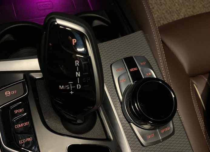 光是車標就能迷倒一片的豪車，車長5米提速6.9秒，開它真有面子