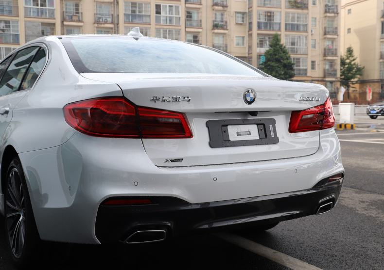 光是車標就能迷倒一片的豪車，車長5米提速6.9秒，開它真有面子