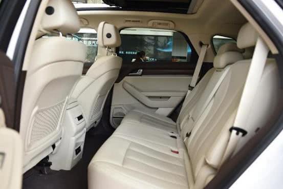 比亞迪這次的新車標絕了，比巴博斯帥氣十倍，BYD的車標絕跡了